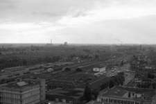 854492 Overzicht van een gedeelte van de stad te Utrecht, vanaf de toren van het 3e Administratiegebouw van de N.S. ...